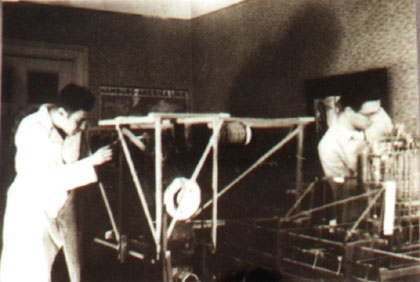 Konrad Zuse (rechts) mit seinem Freund Schreyrer beim Bau der Z1 im Wohnzimmer seiner Eltern in Berlin 1936