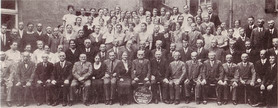 Firmenjubilum R. J. Mayer - in der Mitte der unteren Reihe Fabrikant Gustav Mayer, links von ihm seine Frau und sein sein Sohn Rud
