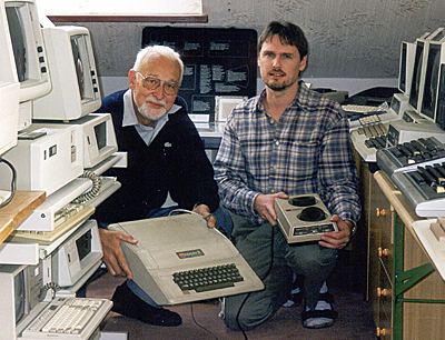 Weller Computer Collection: bergabe Apple II von Hr. Bernstein