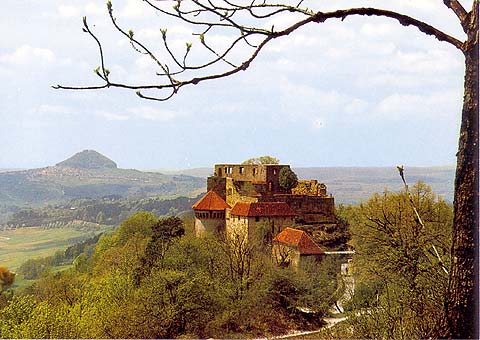 Hohenrechberg Ruin, in the background the Hohenstaufen hill